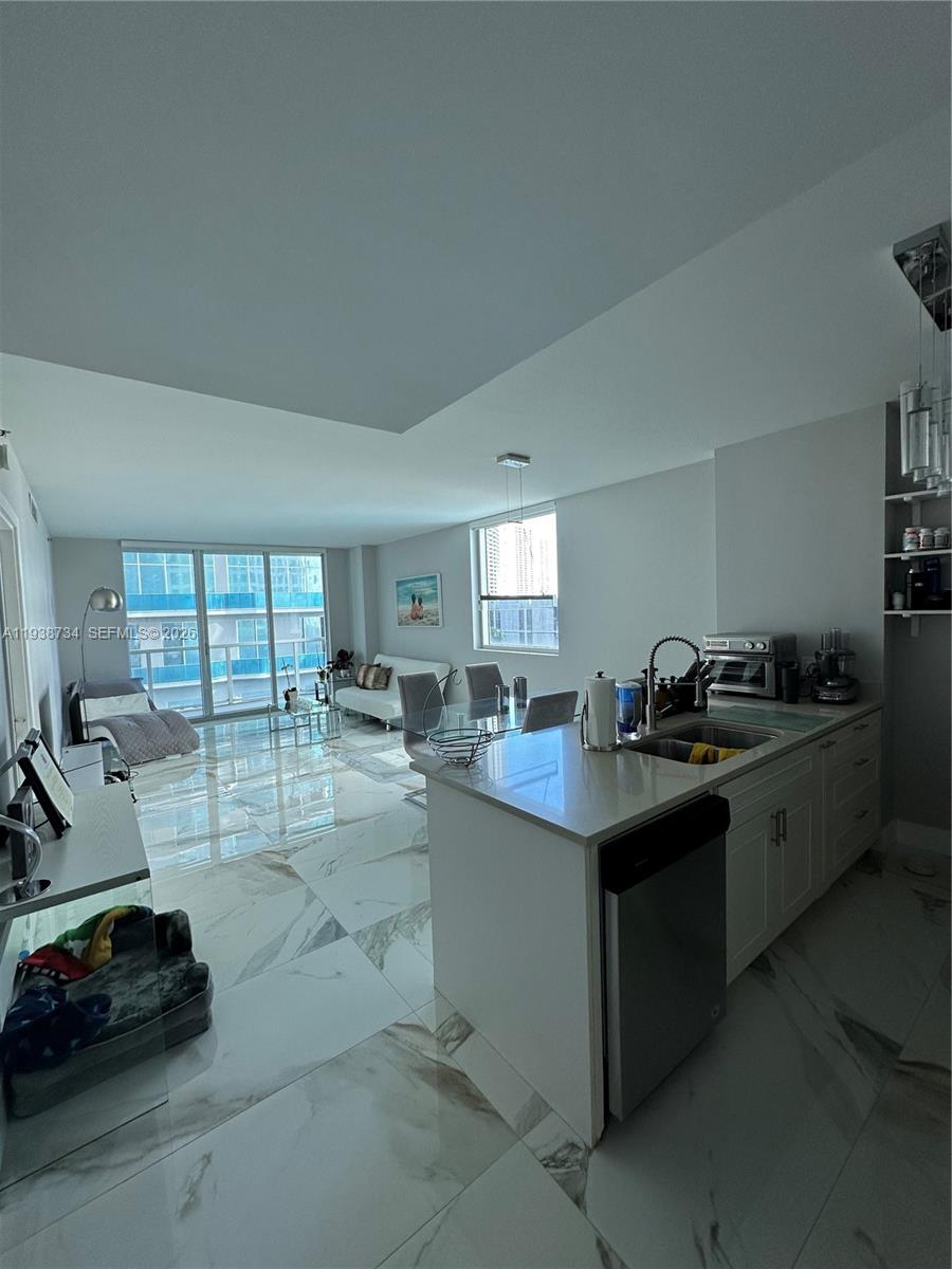 image 500 Brickell West36