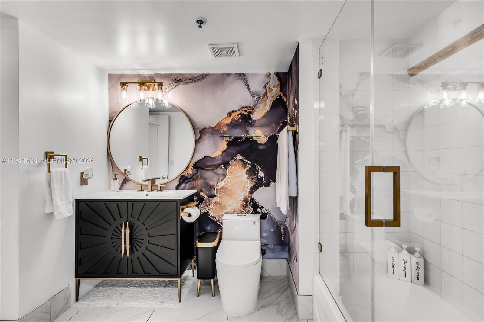 1200 Brickell Bay Dr #2807 Miami, FL 33131