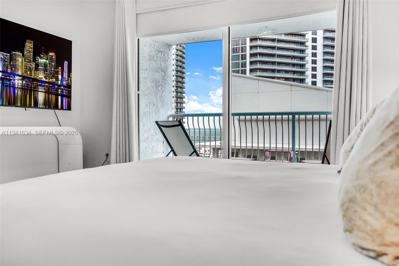 1200 Brickell Bay Dr #2807 Miami, FL 33131