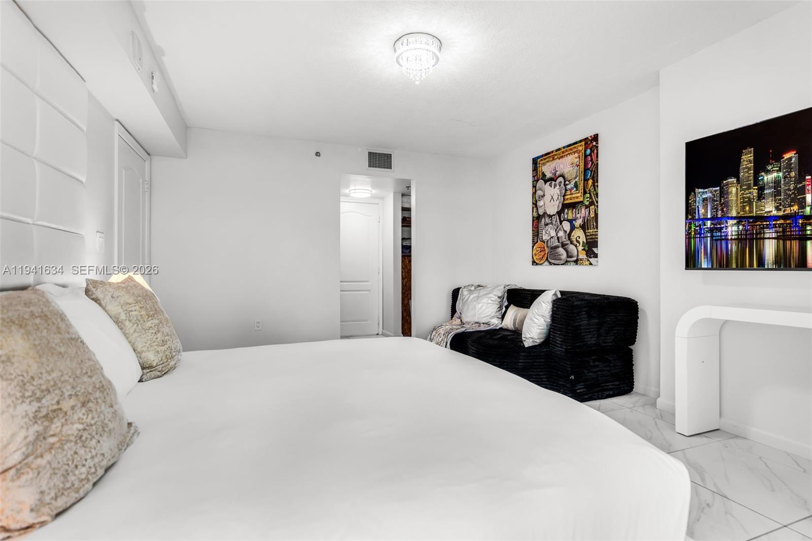 1200 Brickell Bay Dr #2807 Miami, FL 33131