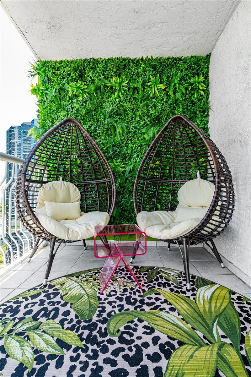 1200 Brickell Bay Dr #2807 Miami, FL 33131