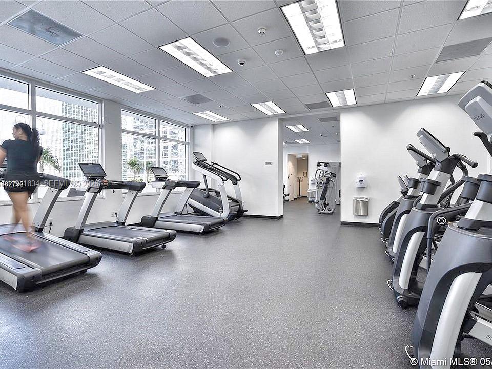 1200 Brickell Bay Dr #2807 Miami, FL 33131