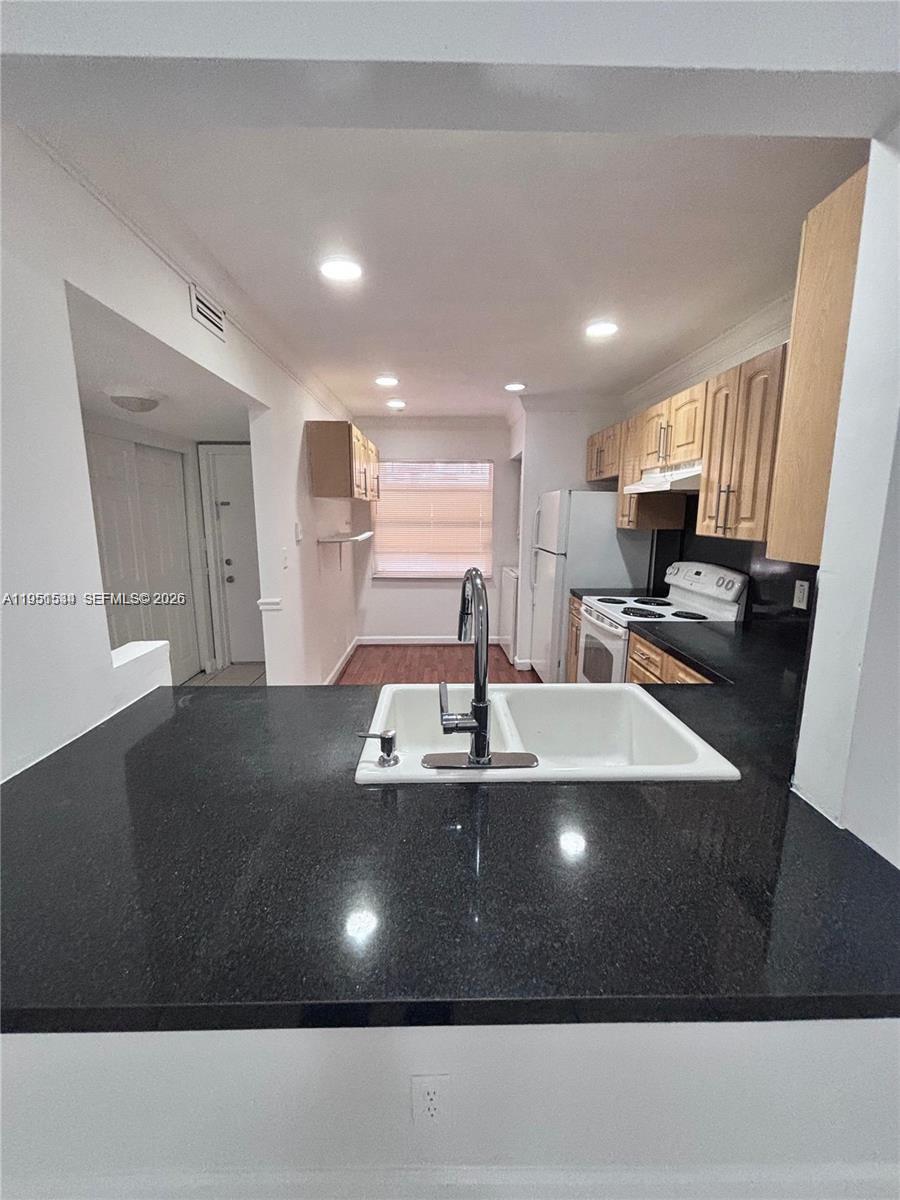 430 Commodore Dr #104