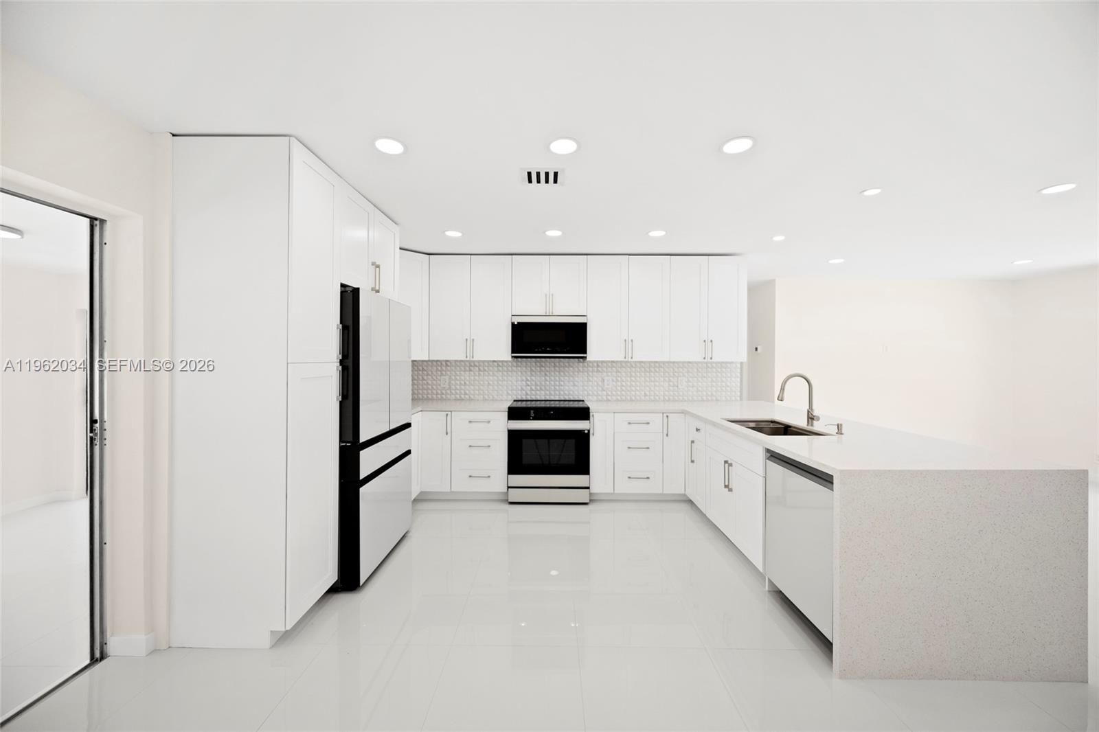 21 SE 7th St Pompano Beach, FL 33060