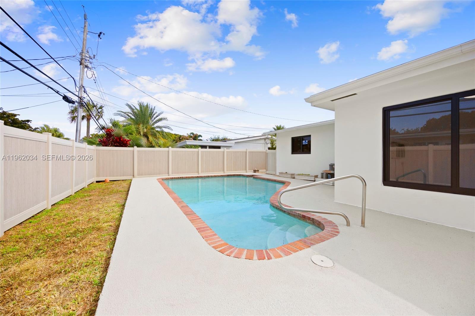 21 SE 7th St Pompano Beach, FL 33060