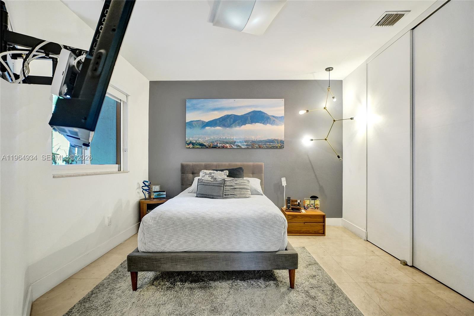 1662 Diplomat Dr Miami, FL 33179