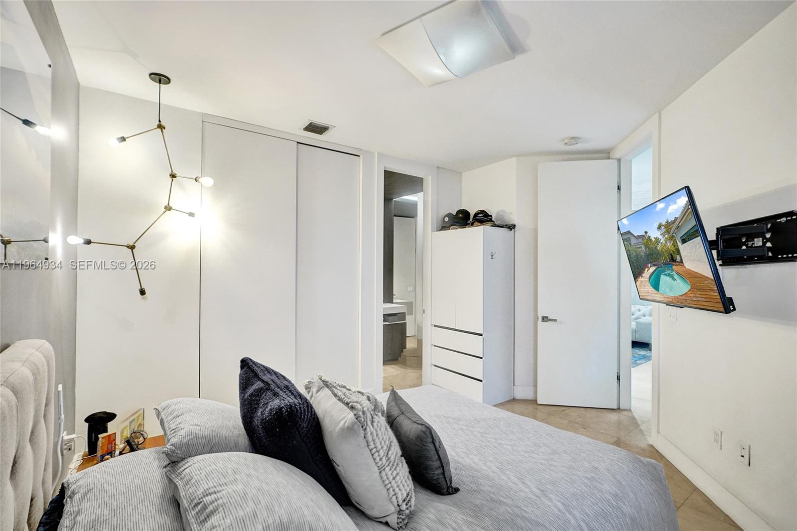 1662 Diplomat Dr Miami, FL 33179