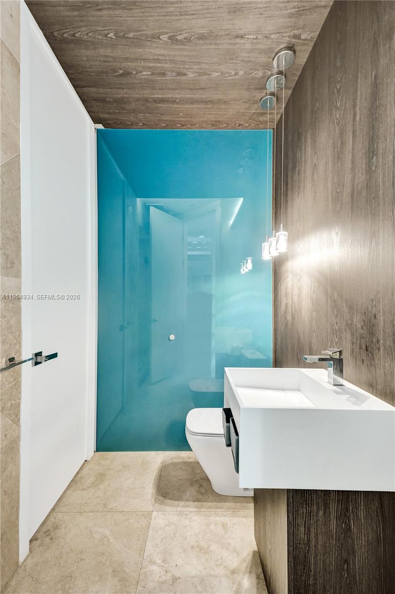 1662 Diplomat Dr Miami, FL 33179