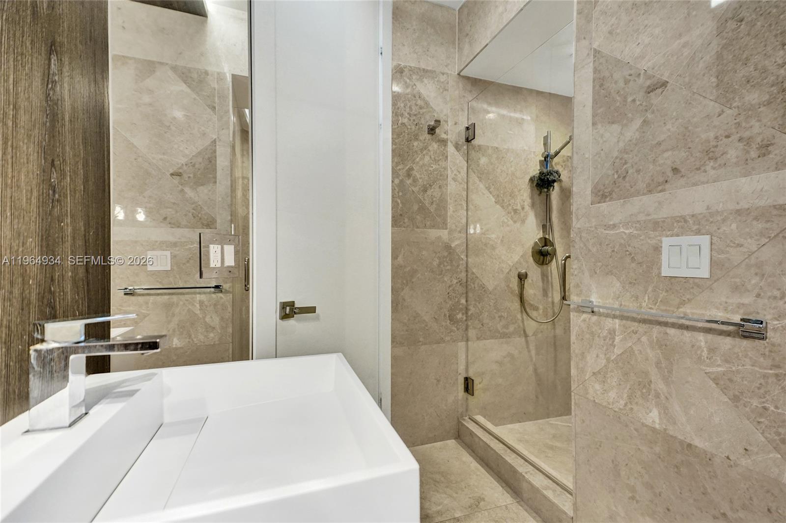 1662 Diplomat Dr Miami, FL 33179