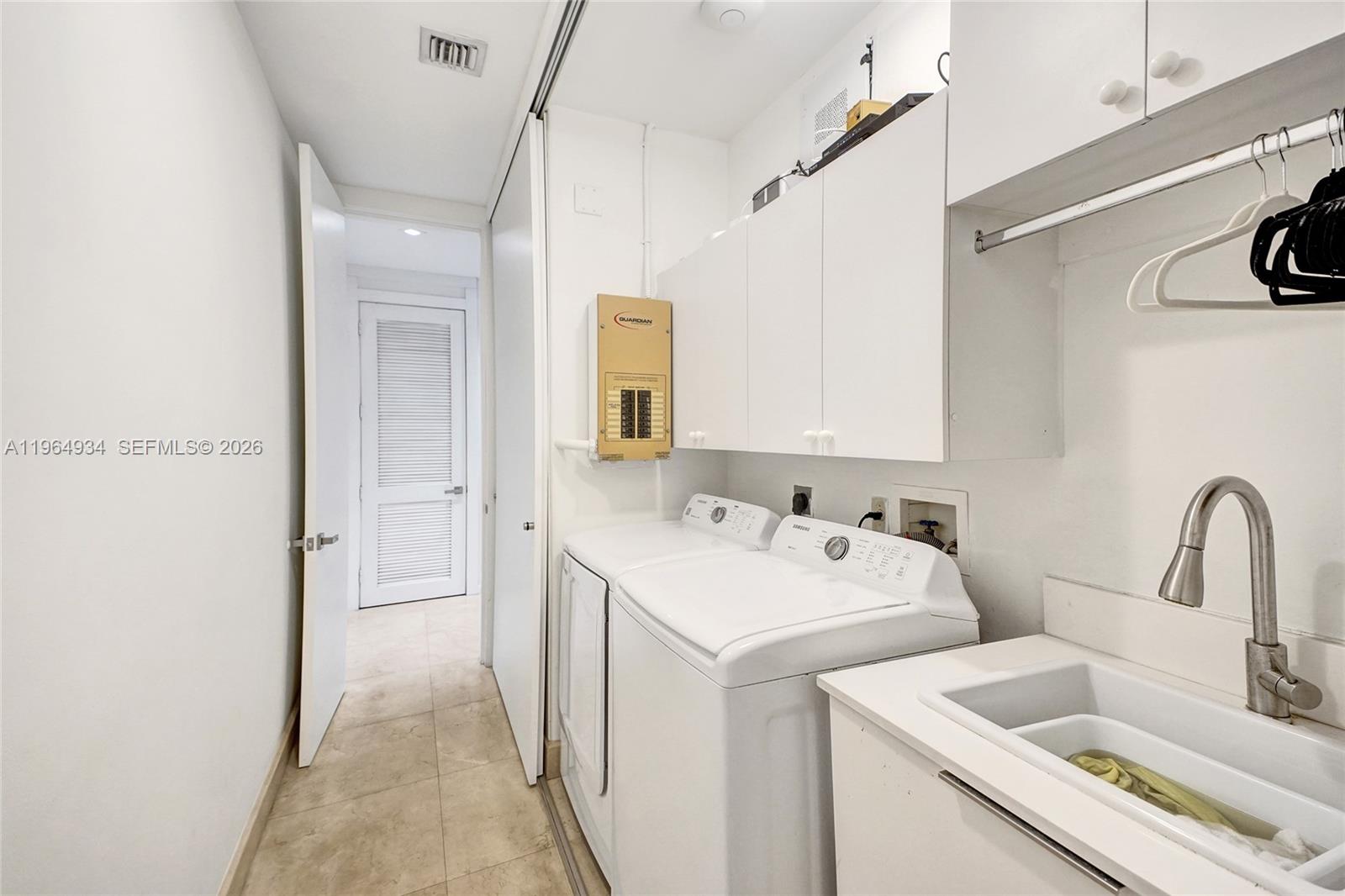 1662 Diplomat Dr Miami, FL 33179