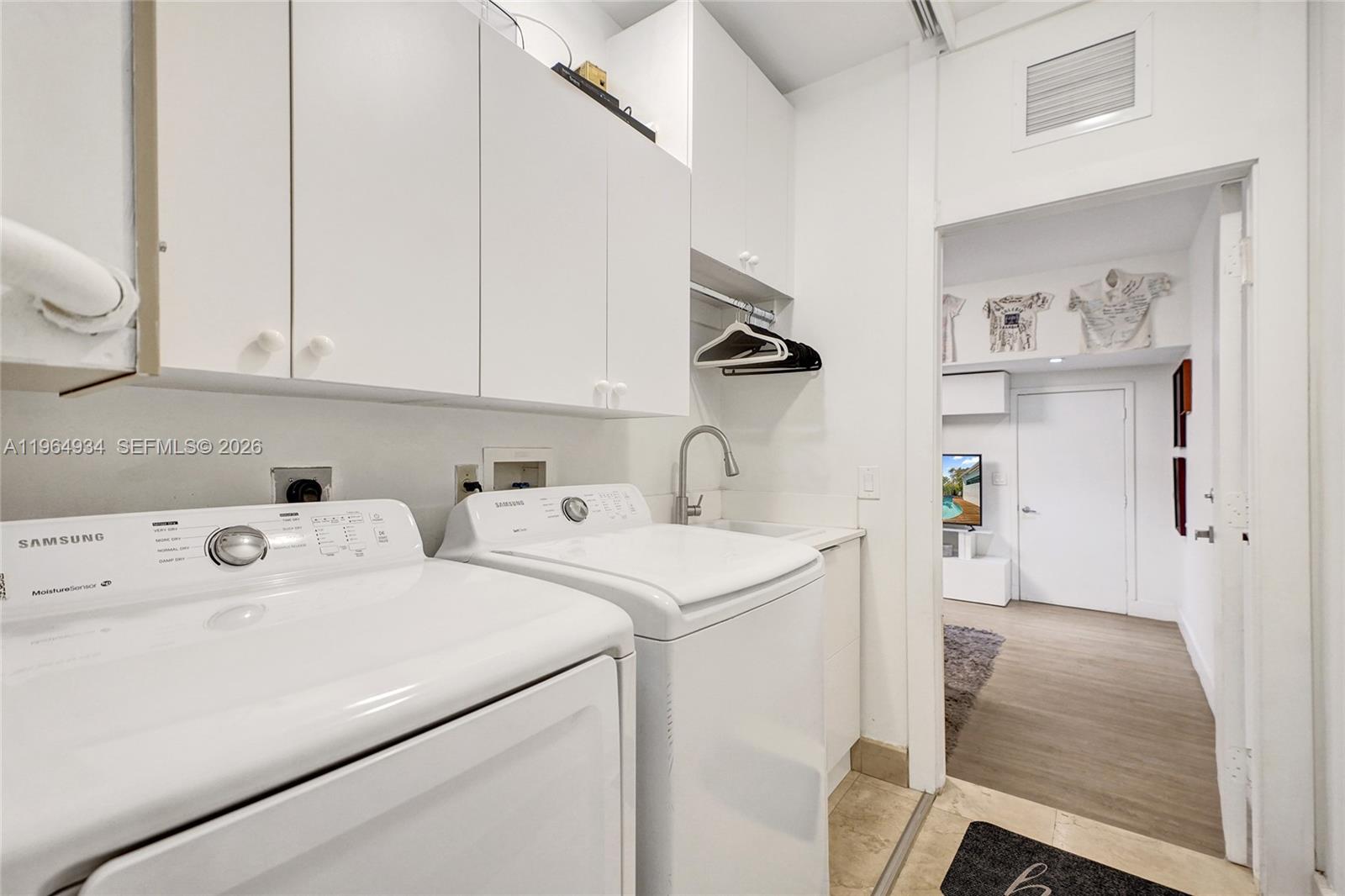 1662 Diplomat Dr Miami, FL 33179