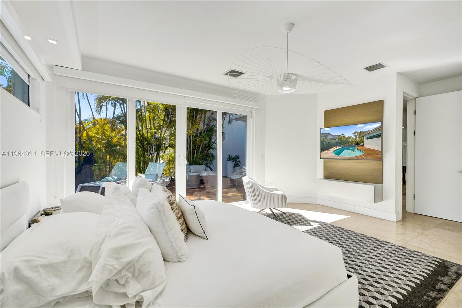 1662 Diplomat Dr Miami, FL 33179