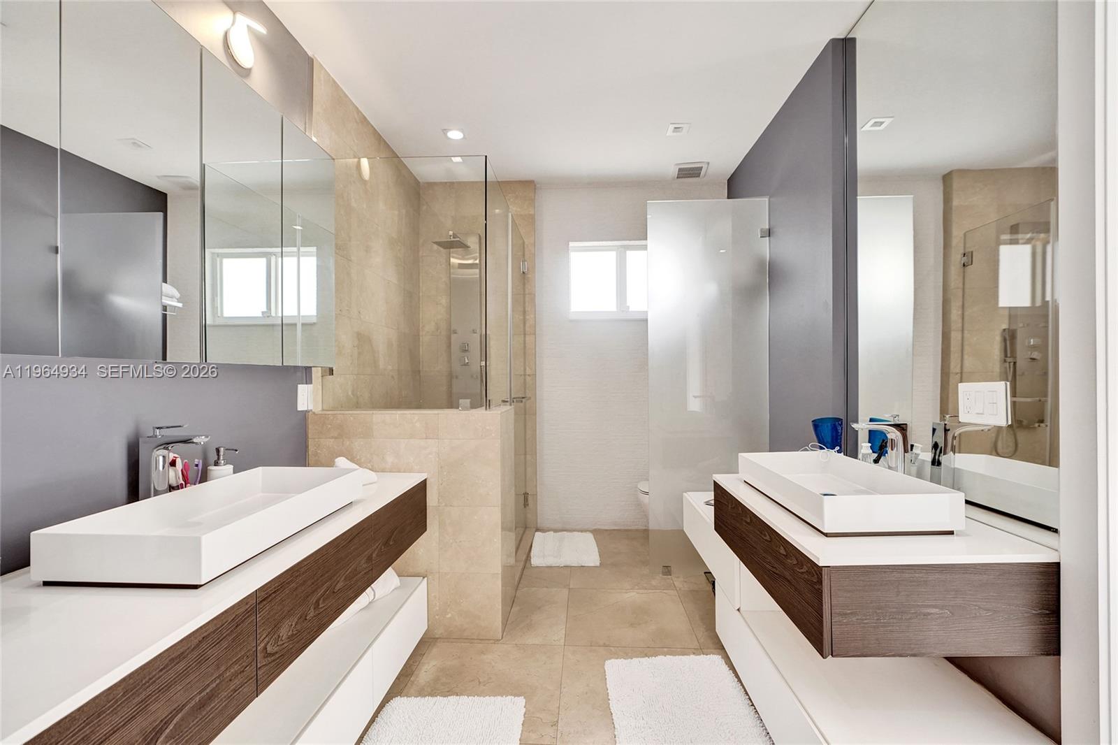 1662 Diplomat Dr Miami, FL 33179