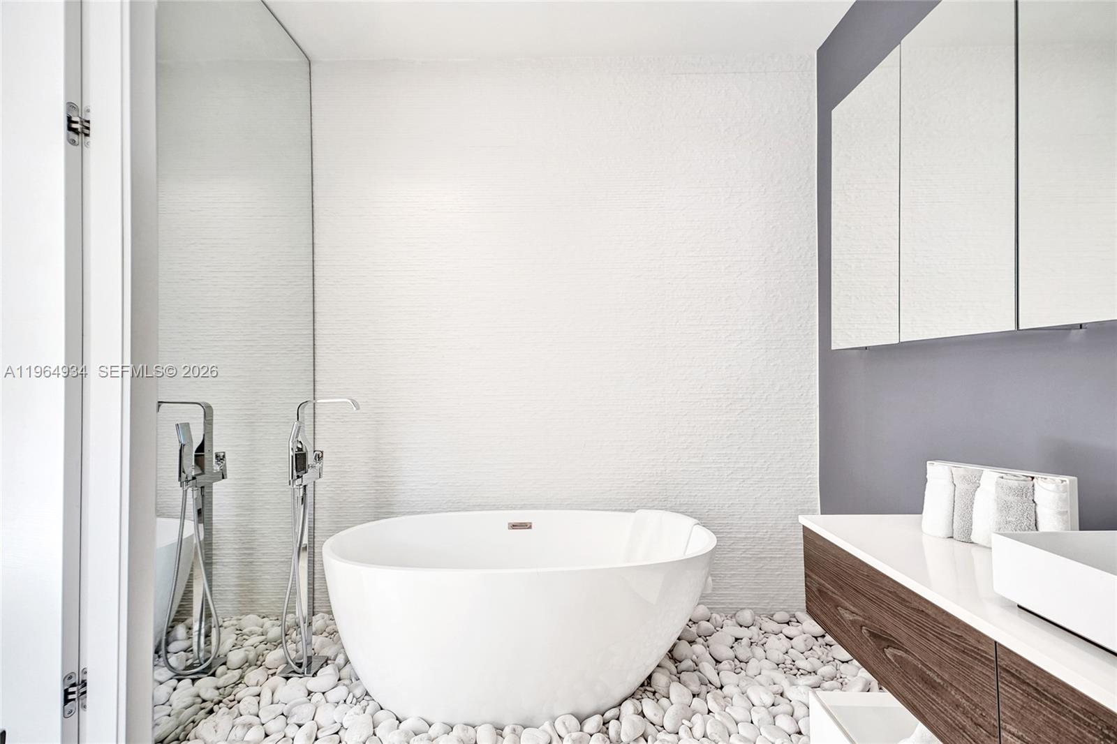 1662 Diplomat Dr Miami, FL 33179