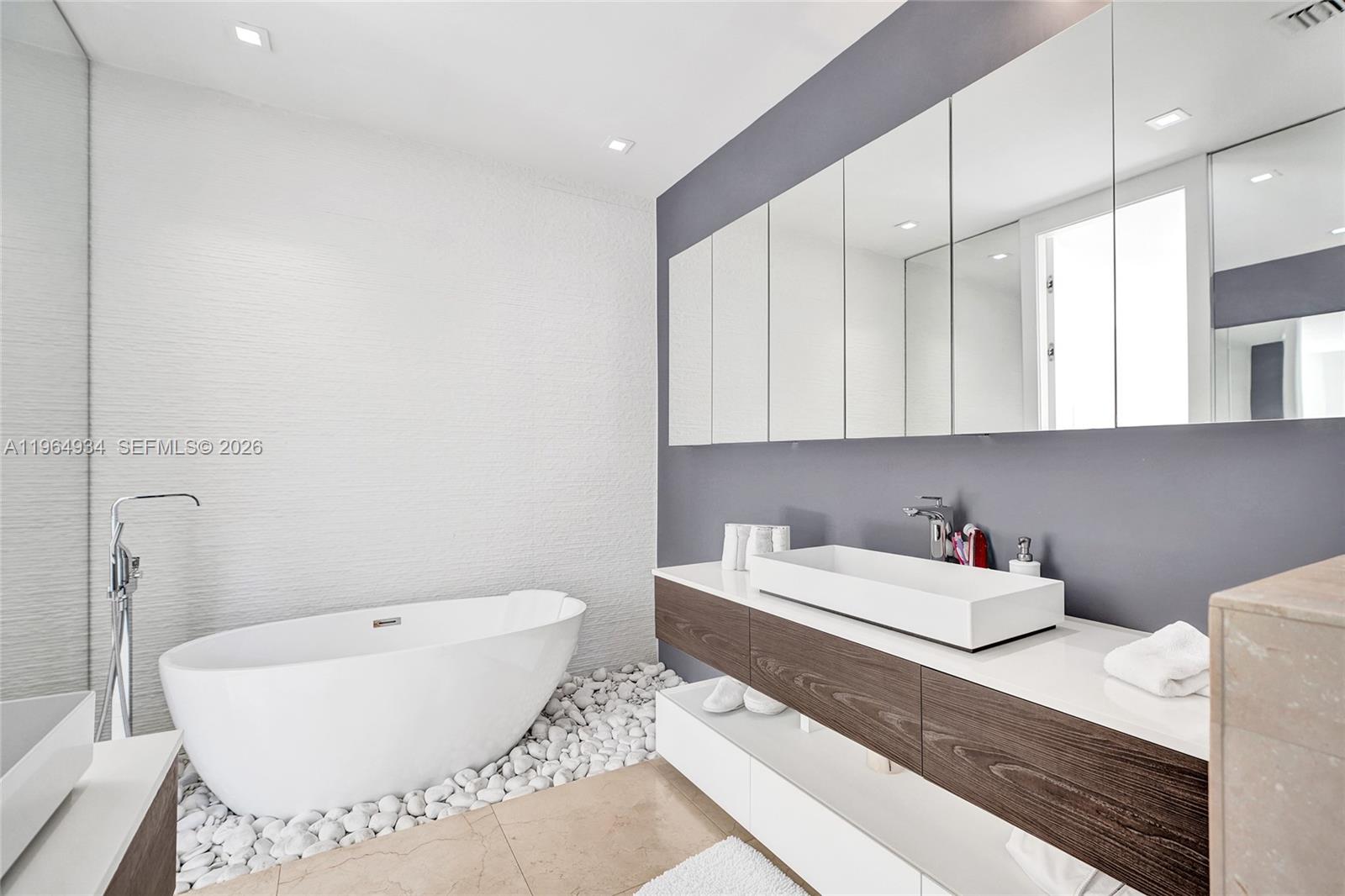 1662 Diplomat Dr Miami, FL 33179