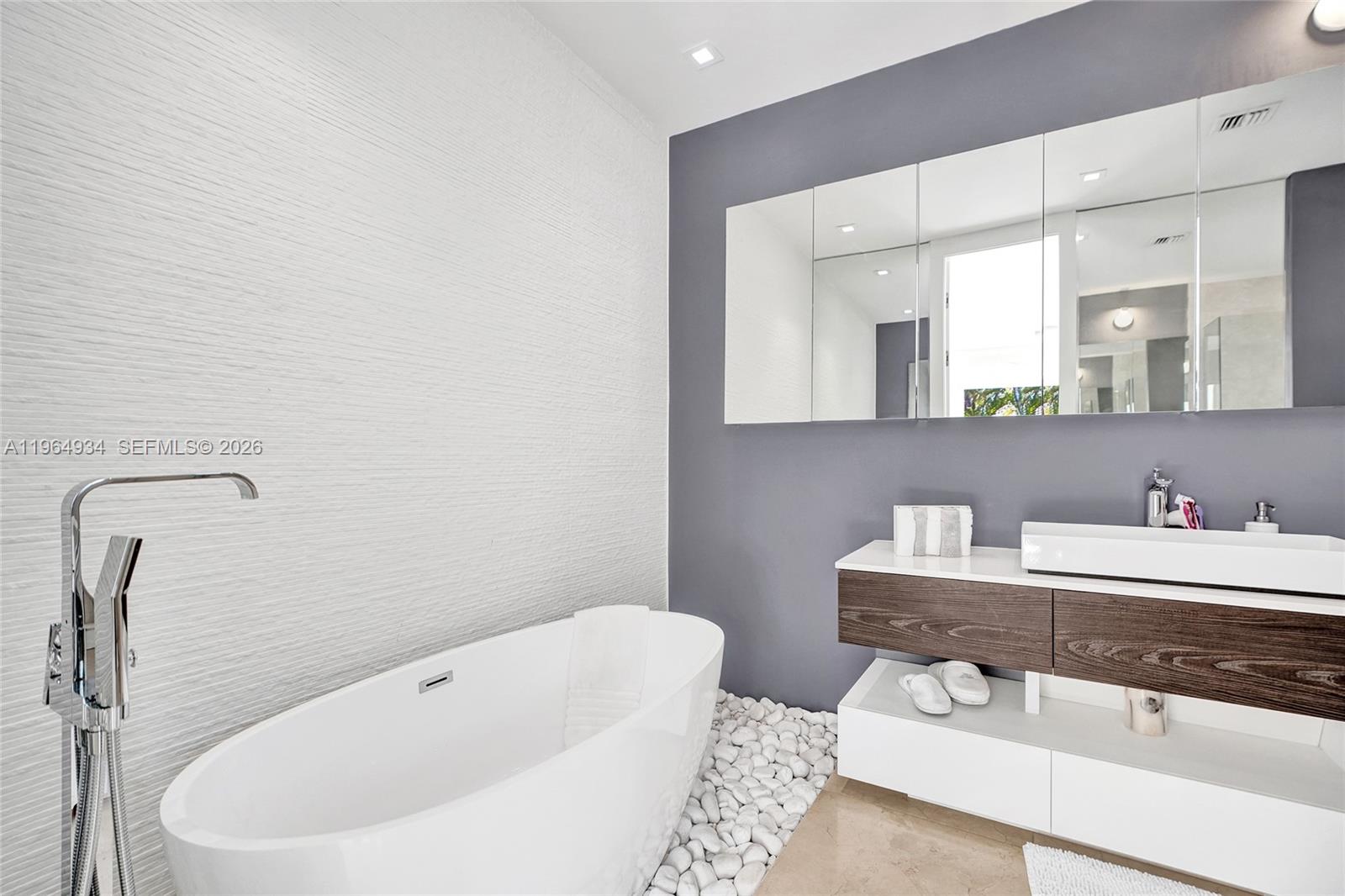 1662 Diplomat Dr Miami, FL 33179