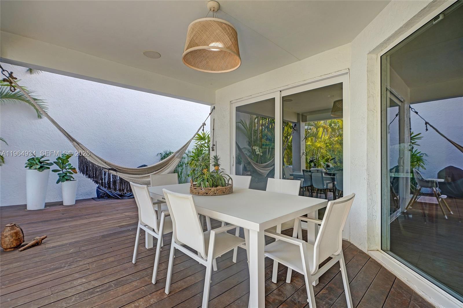 1662 Diplomat Dr Miami, FL 33179