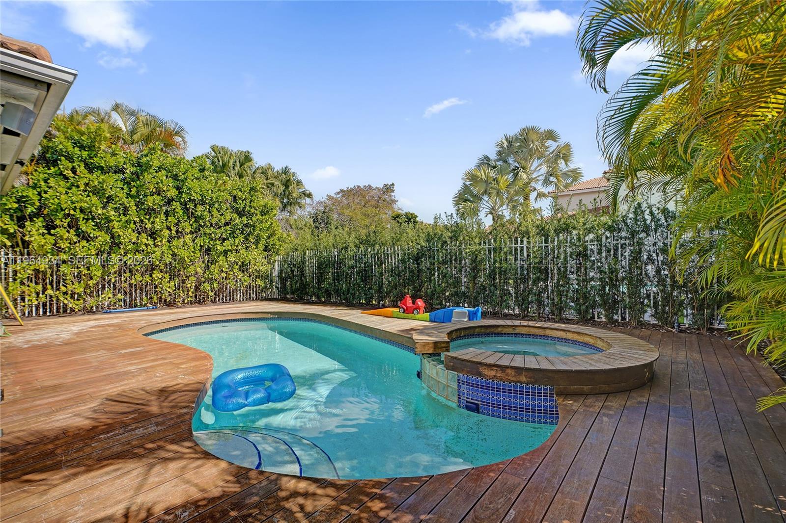 1662 Diplomat Dr Miami, FL 33179