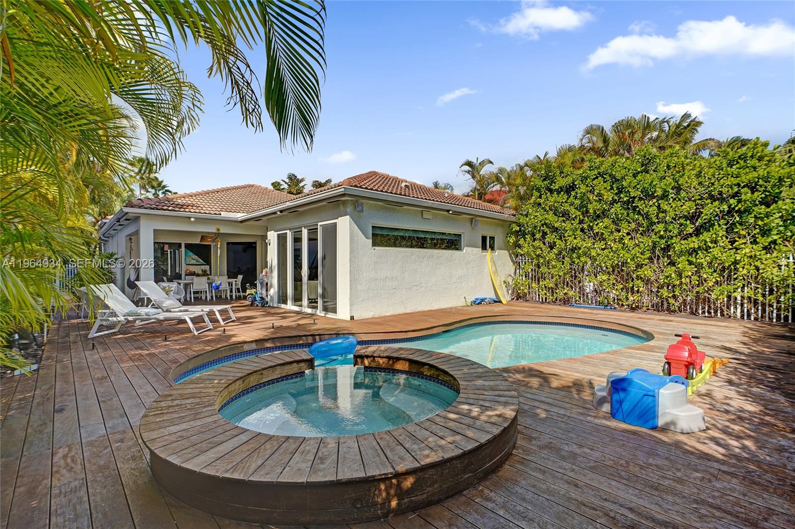 1662 Diplomat Dr Miami, FL 33179