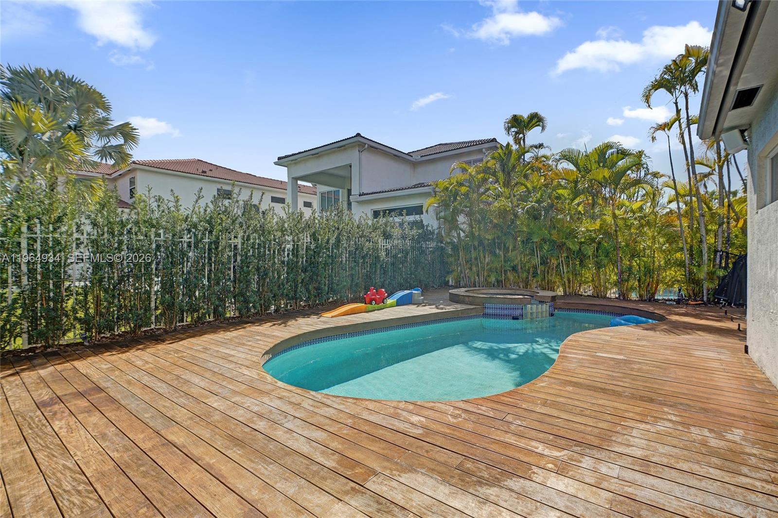 1662 Diplomat Dr Miami, FL 33179