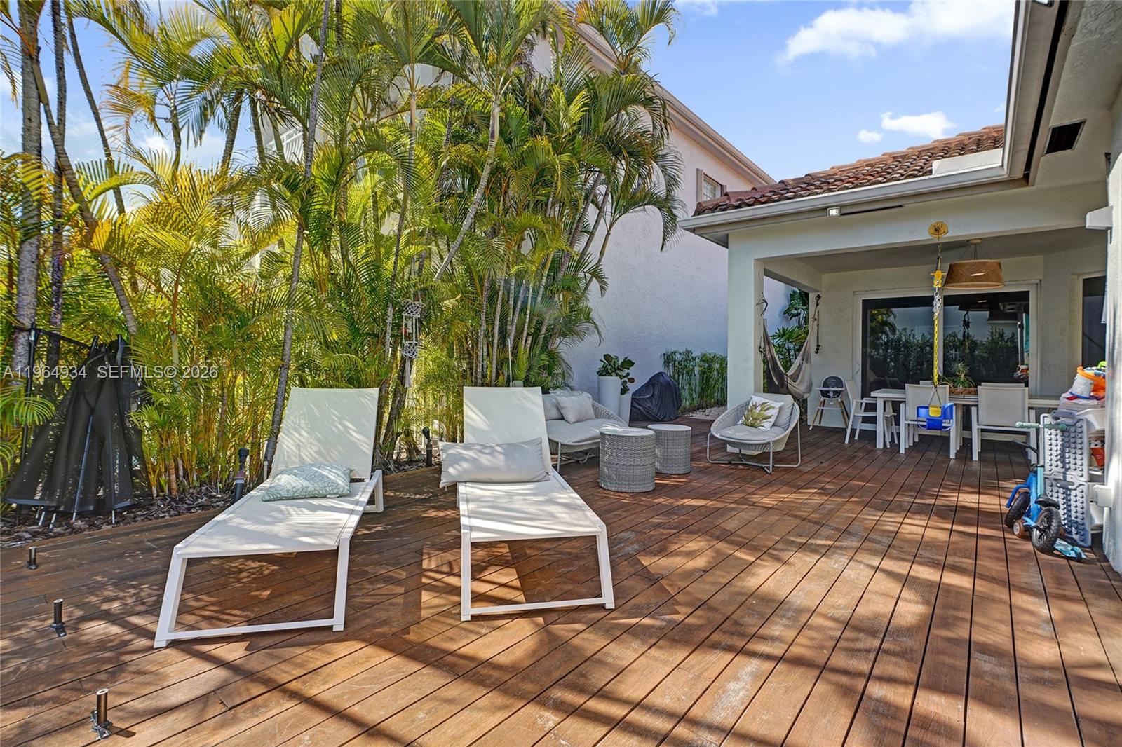 1662 Diplomat Dr Miami, FL 33179