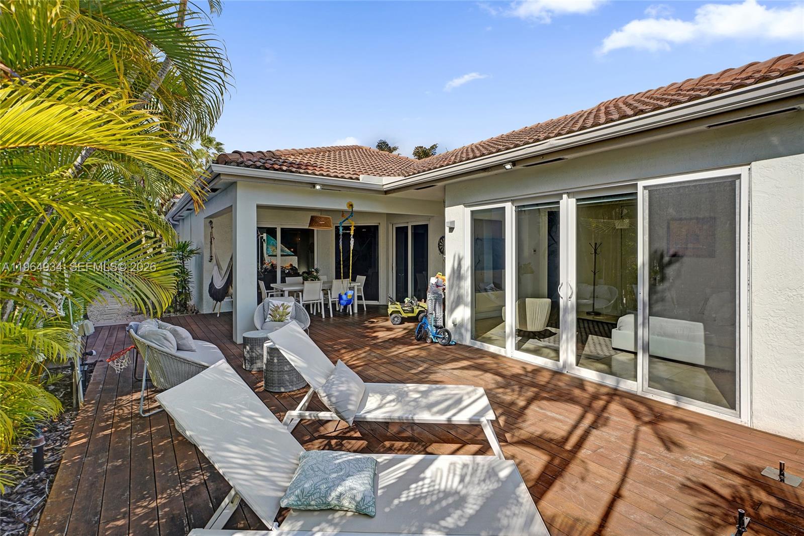 1662 Diplomat Dr Miami, FL 33179