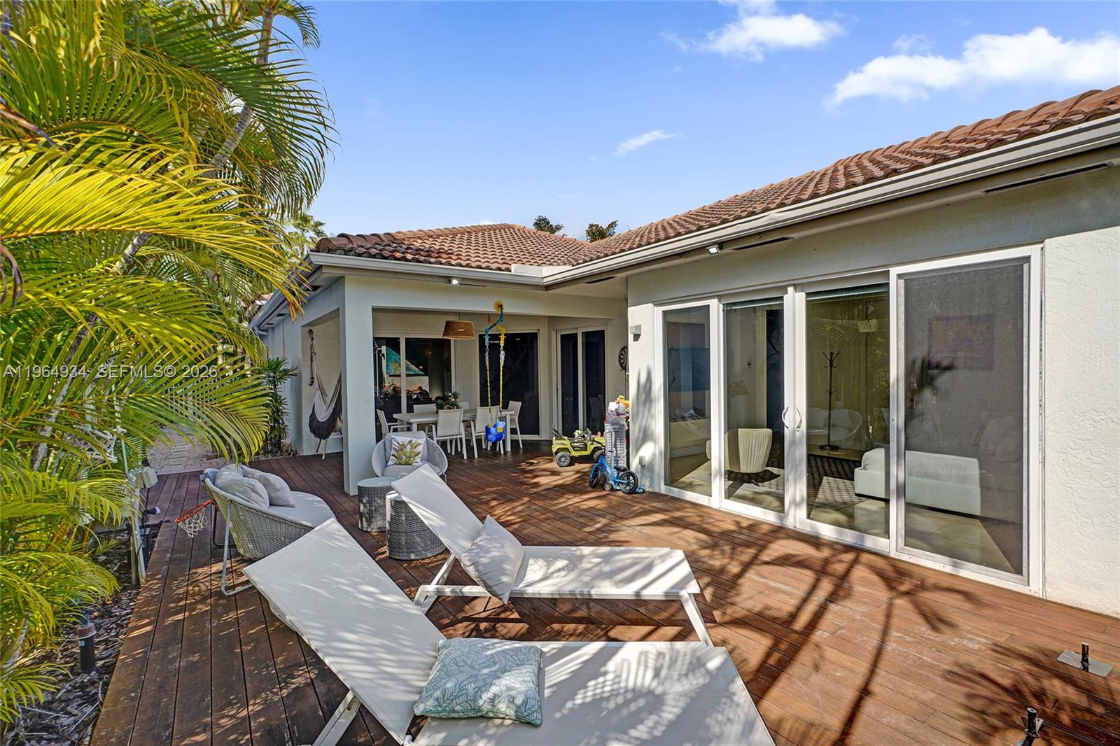 1662 Diplomat Dr Miami, FL 33179