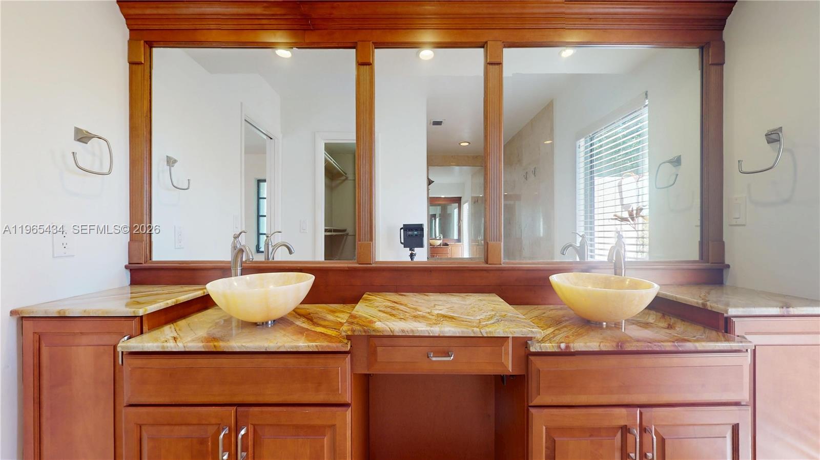 9620 E Calusa Clb Dr Miami, FL 33186