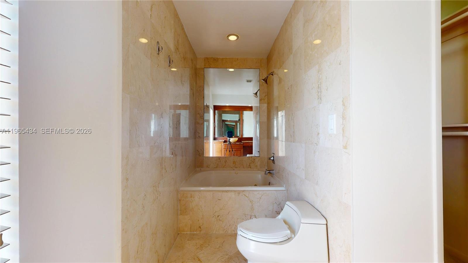 9620 E Calusa Clb Dr Miami, FL 33186