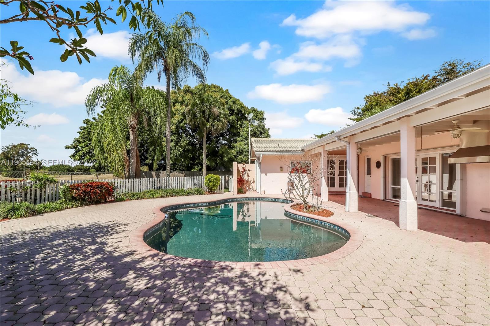 9620 E Calusa Clb Dr Miami, FL 33186