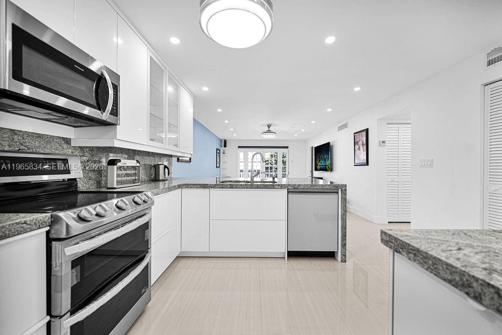 410 SE 2nd St #223 Hallandale Beach, FL 33009