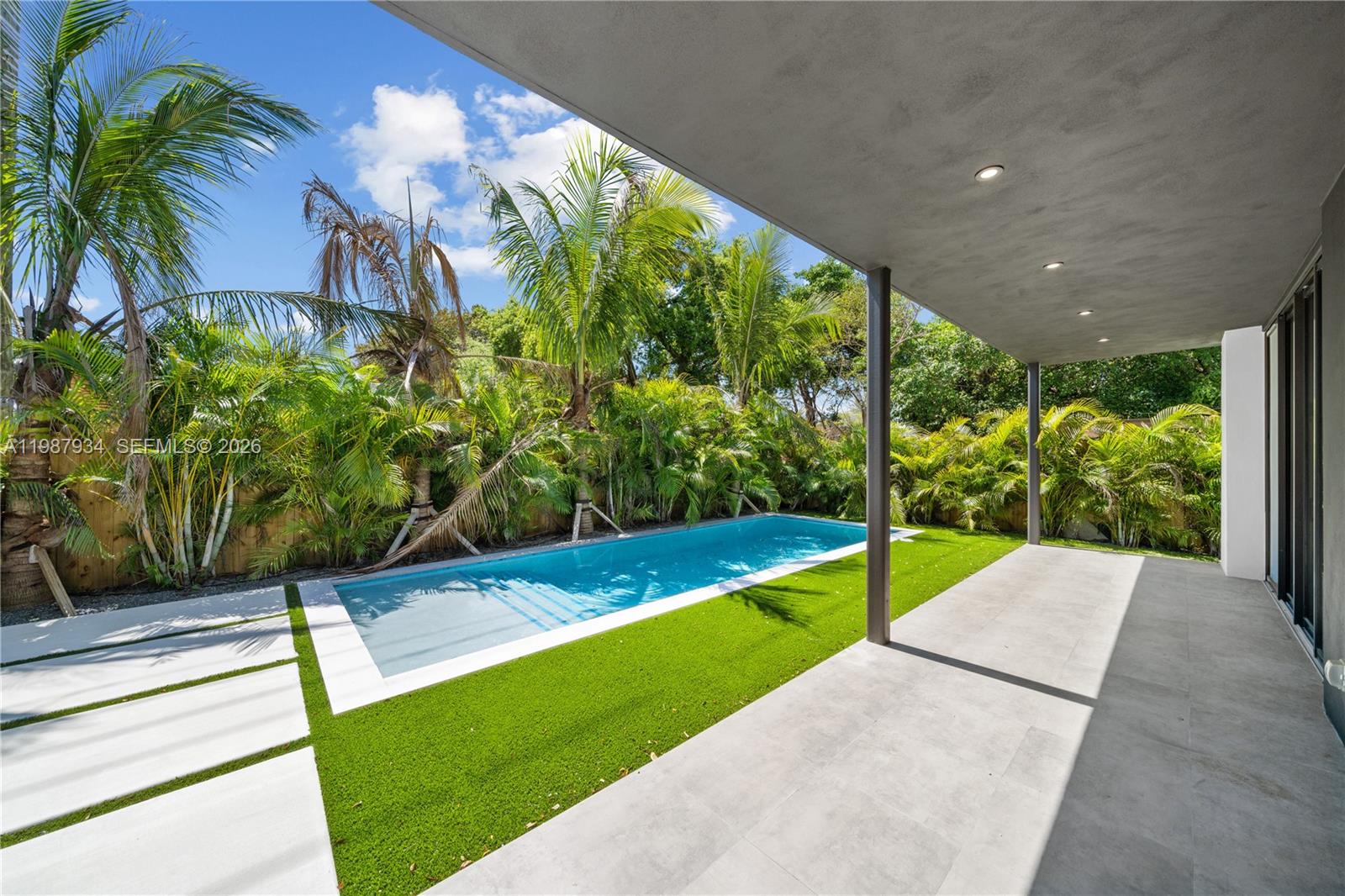 536 NW 48th St Miami, FL 33127