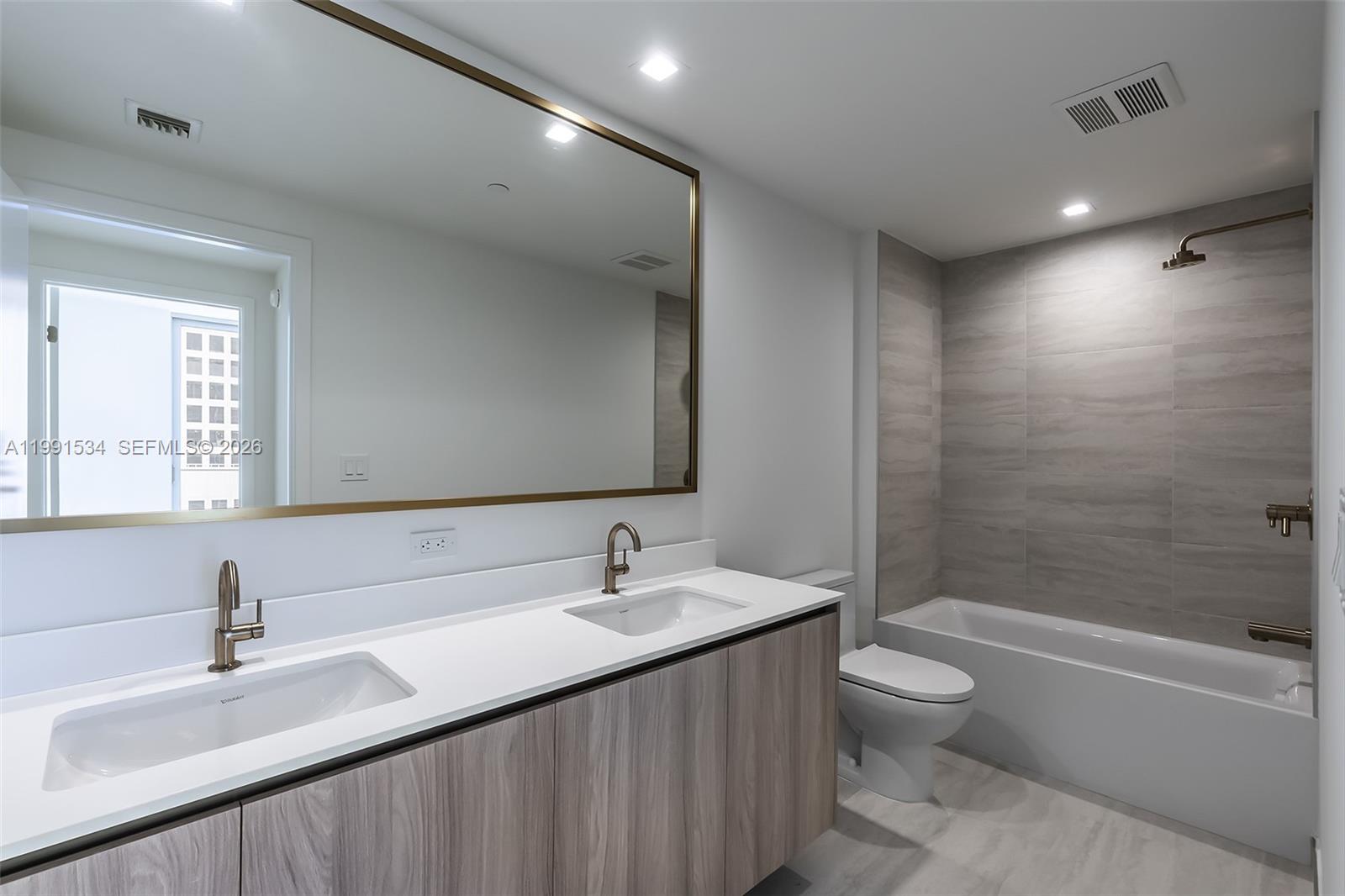 77 SE 5th St #2403 Miami, FL 33131