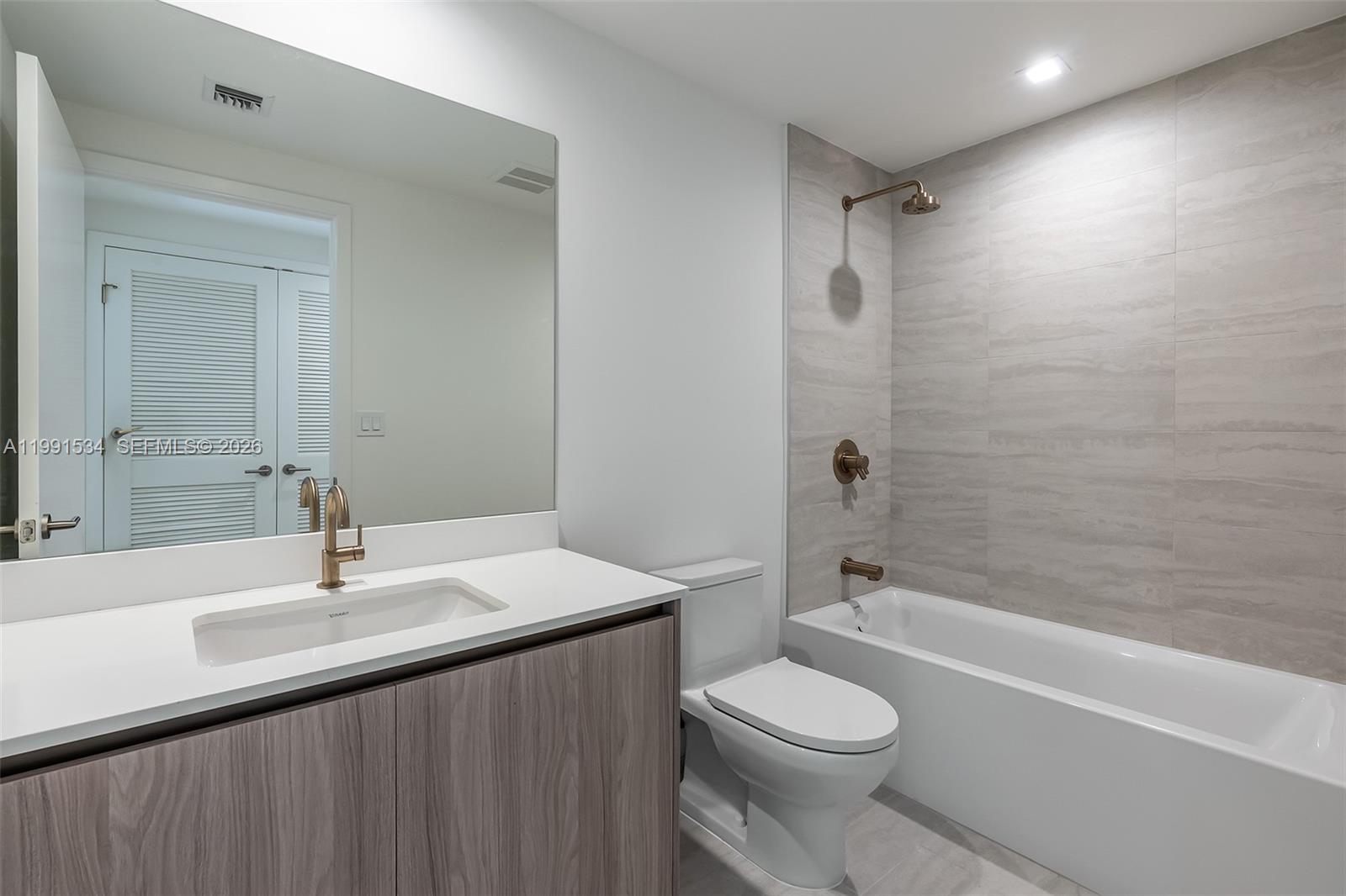 77 SE 5th St #2403 Miami, FL 33131