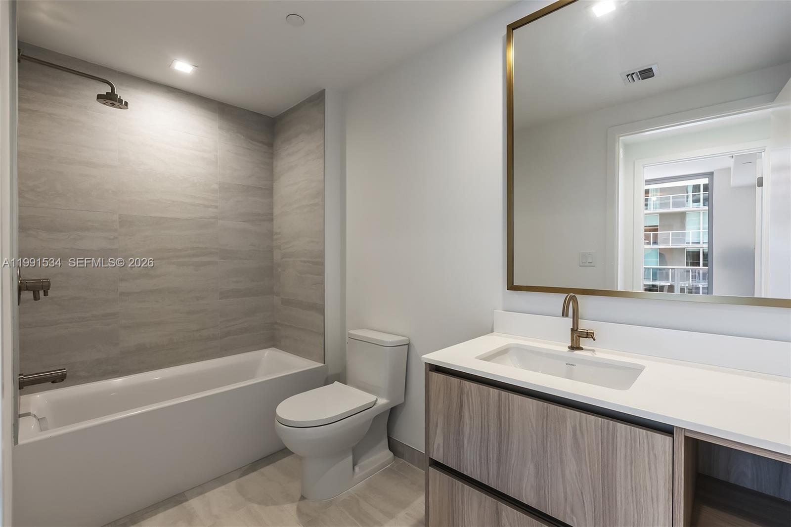 77 SE 5th St #2403 Miami, FL 33131