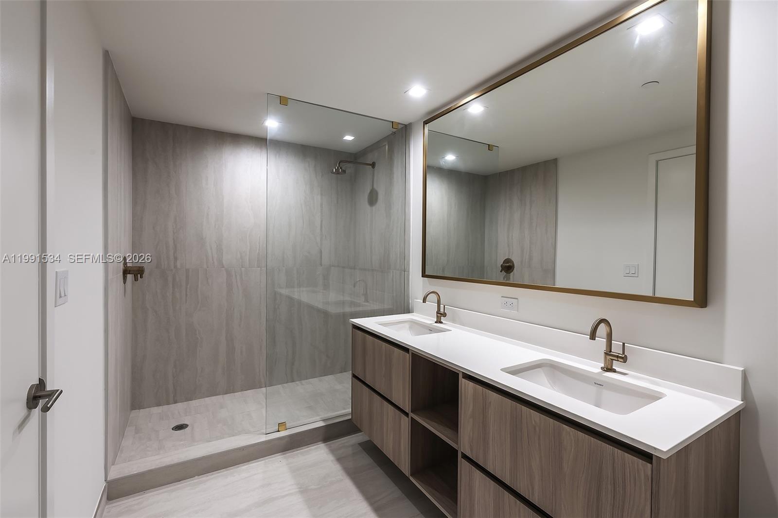 77 SE 5th St #2403 Miami, FL 33131