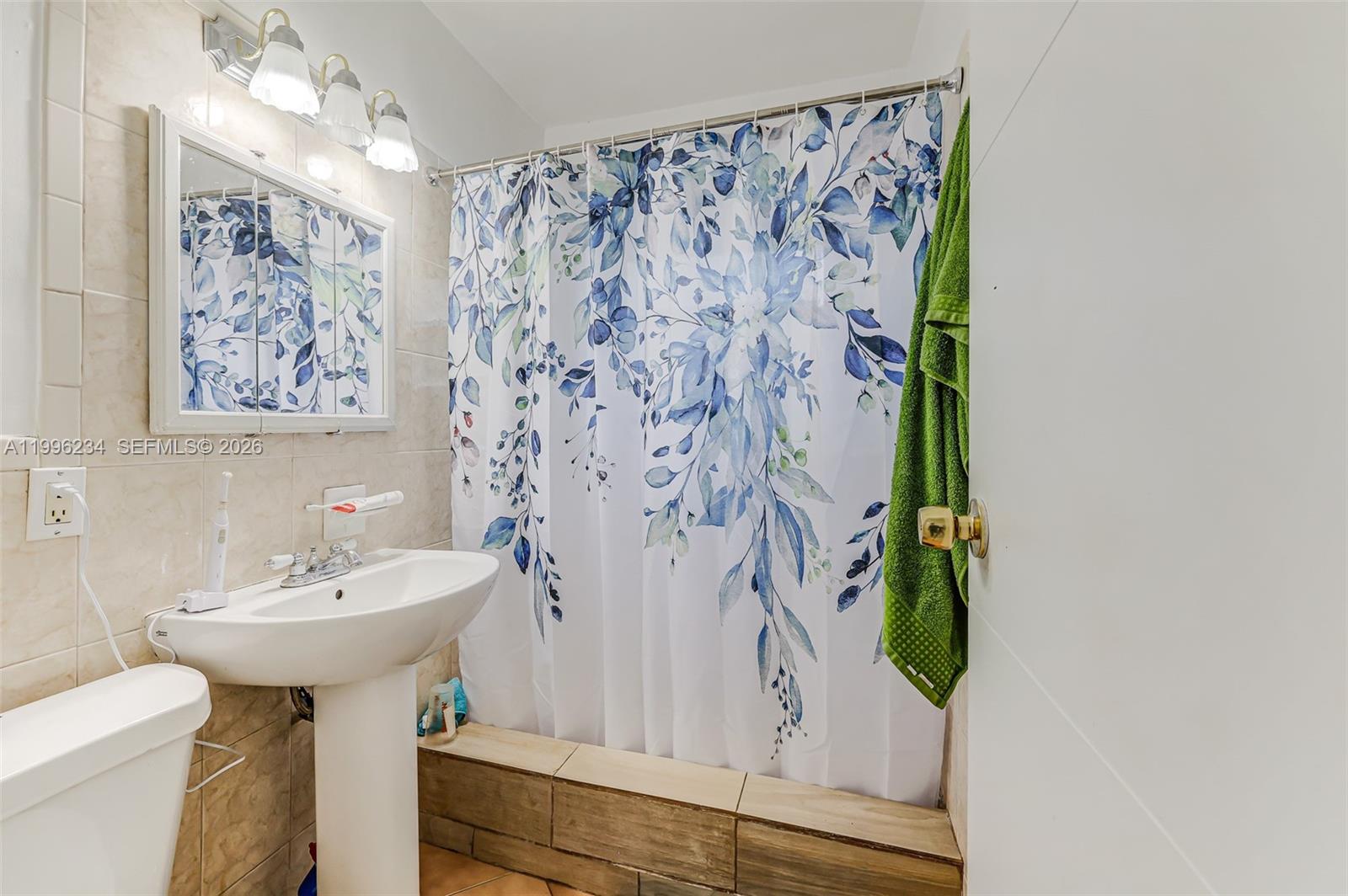 1263 NE 182nd St North Miami Beach, FL 33162