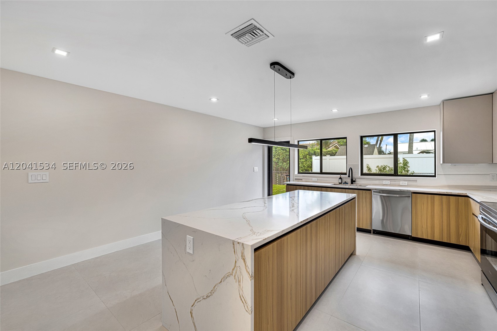 5718 NE 15th Ave Fort Lauderdale, FL 33334