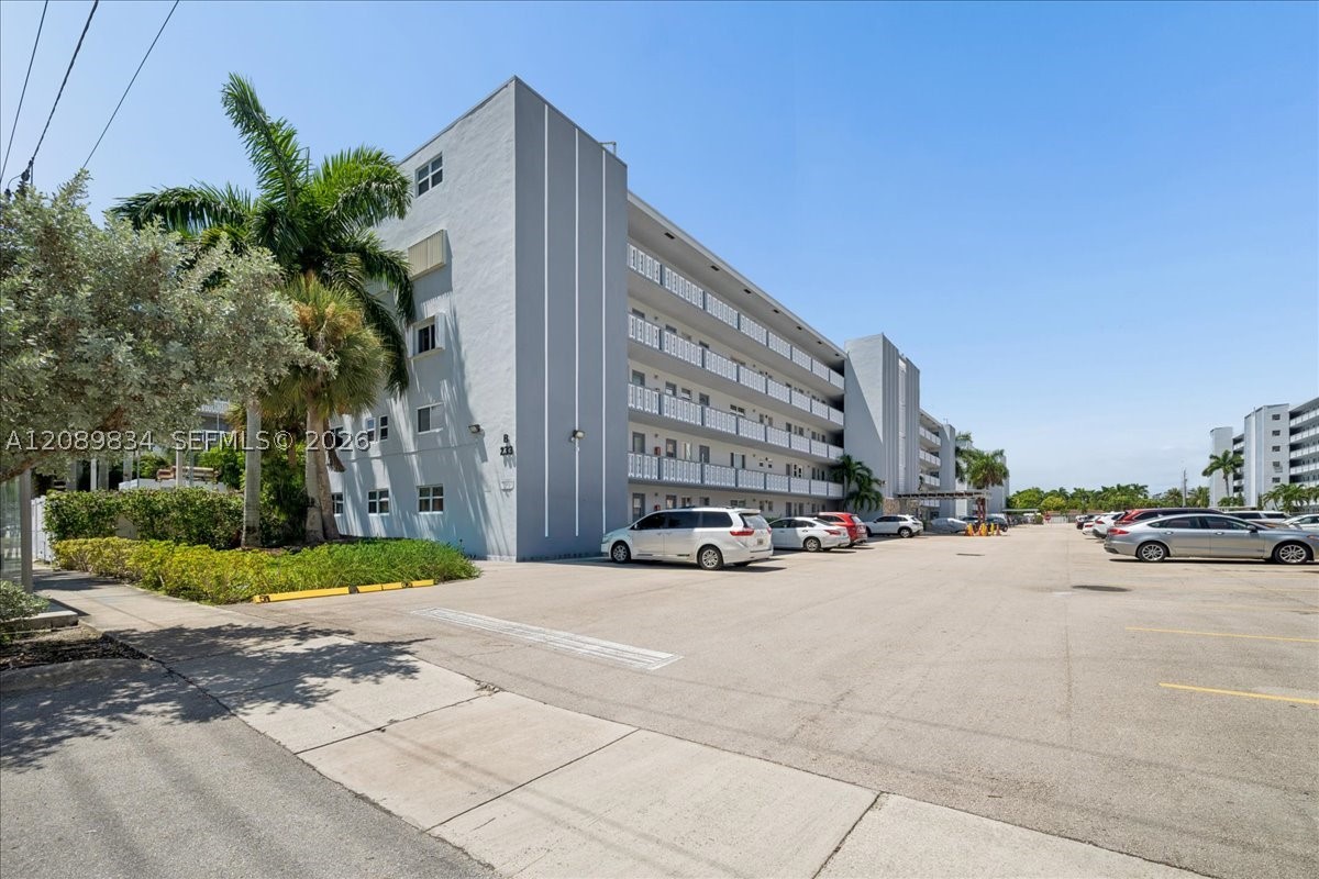233 NE 14th Ave #206