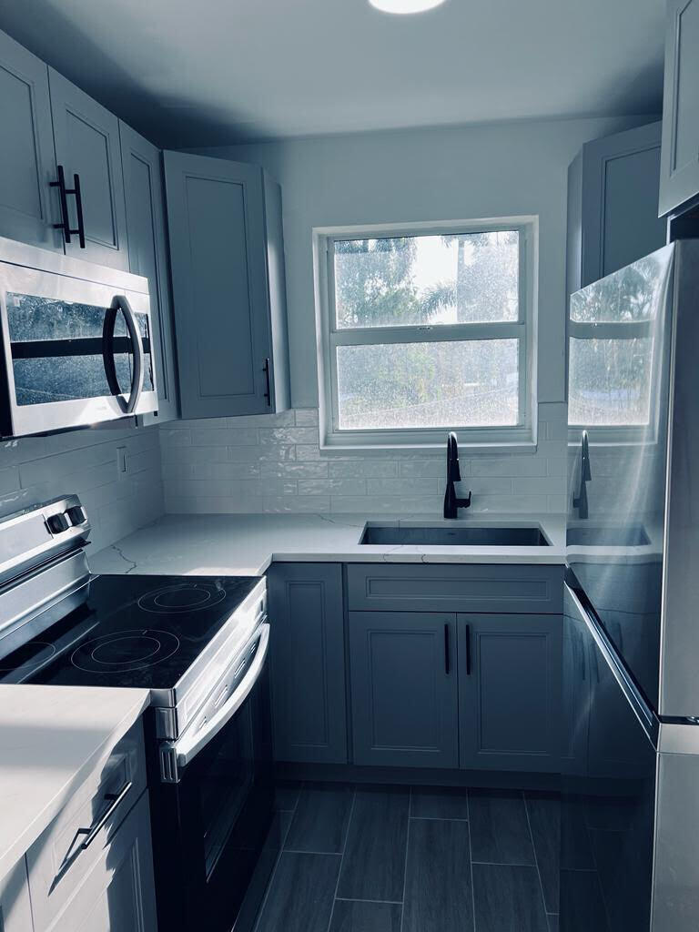 930 N 14th Hollywood, FL 33020