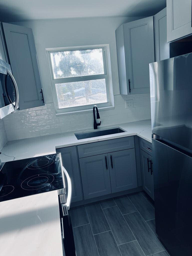 930 N 14th Hollywood, FL 33020
