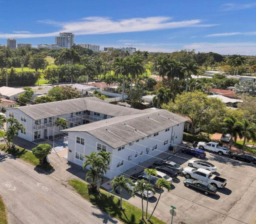 930 N 14th Hollywood, FL 33020