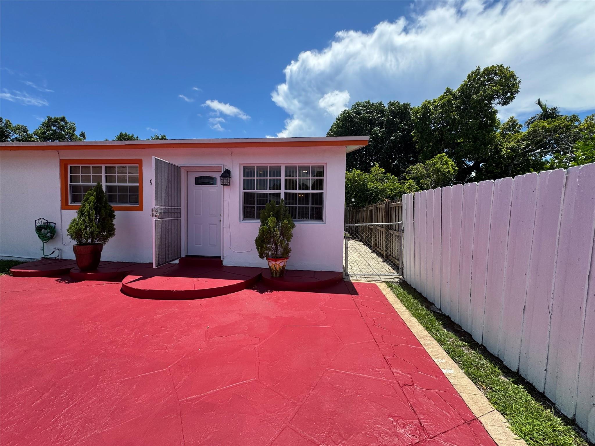 910 NW 43rd St