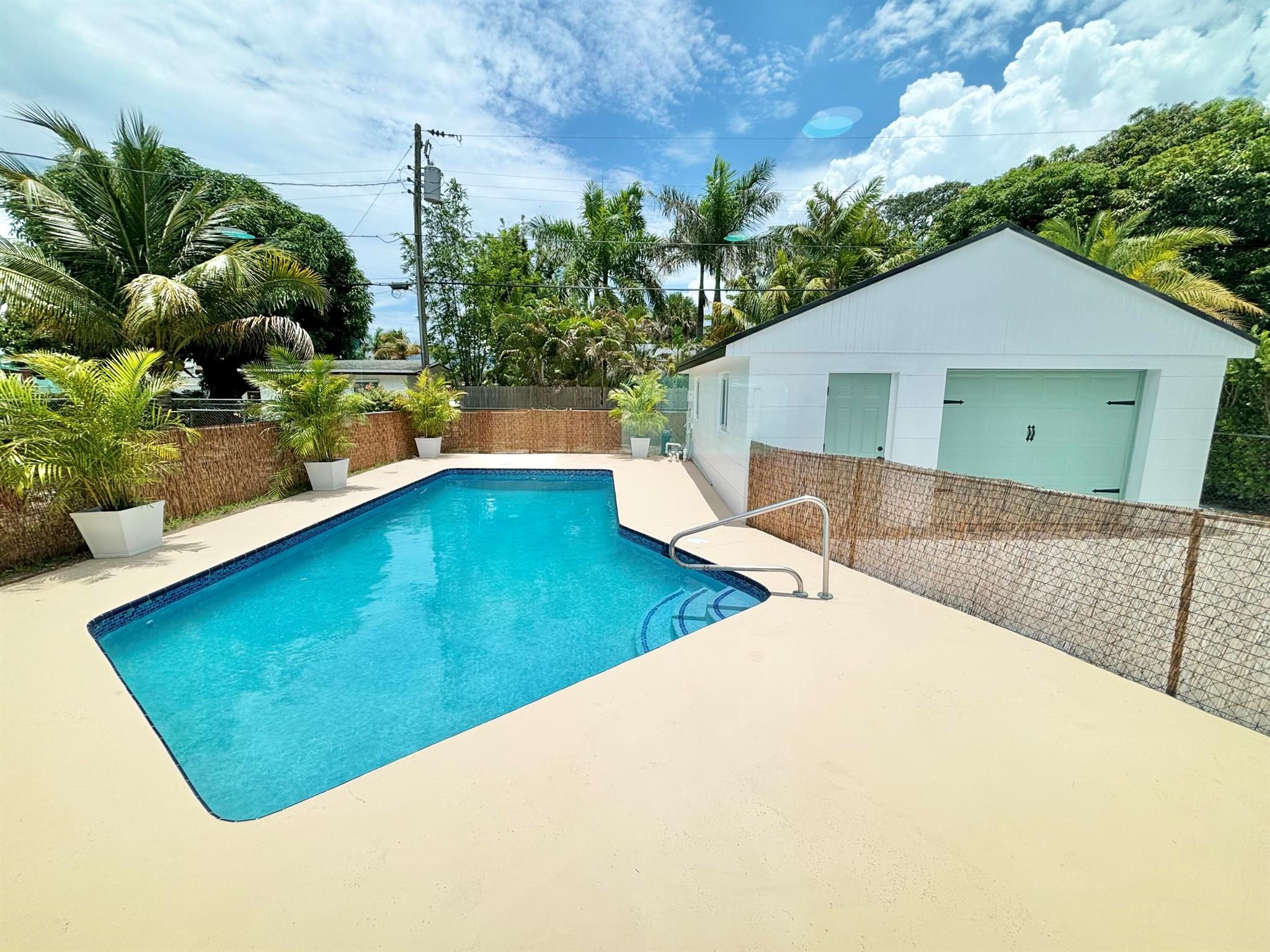 606 Avenida Alegre