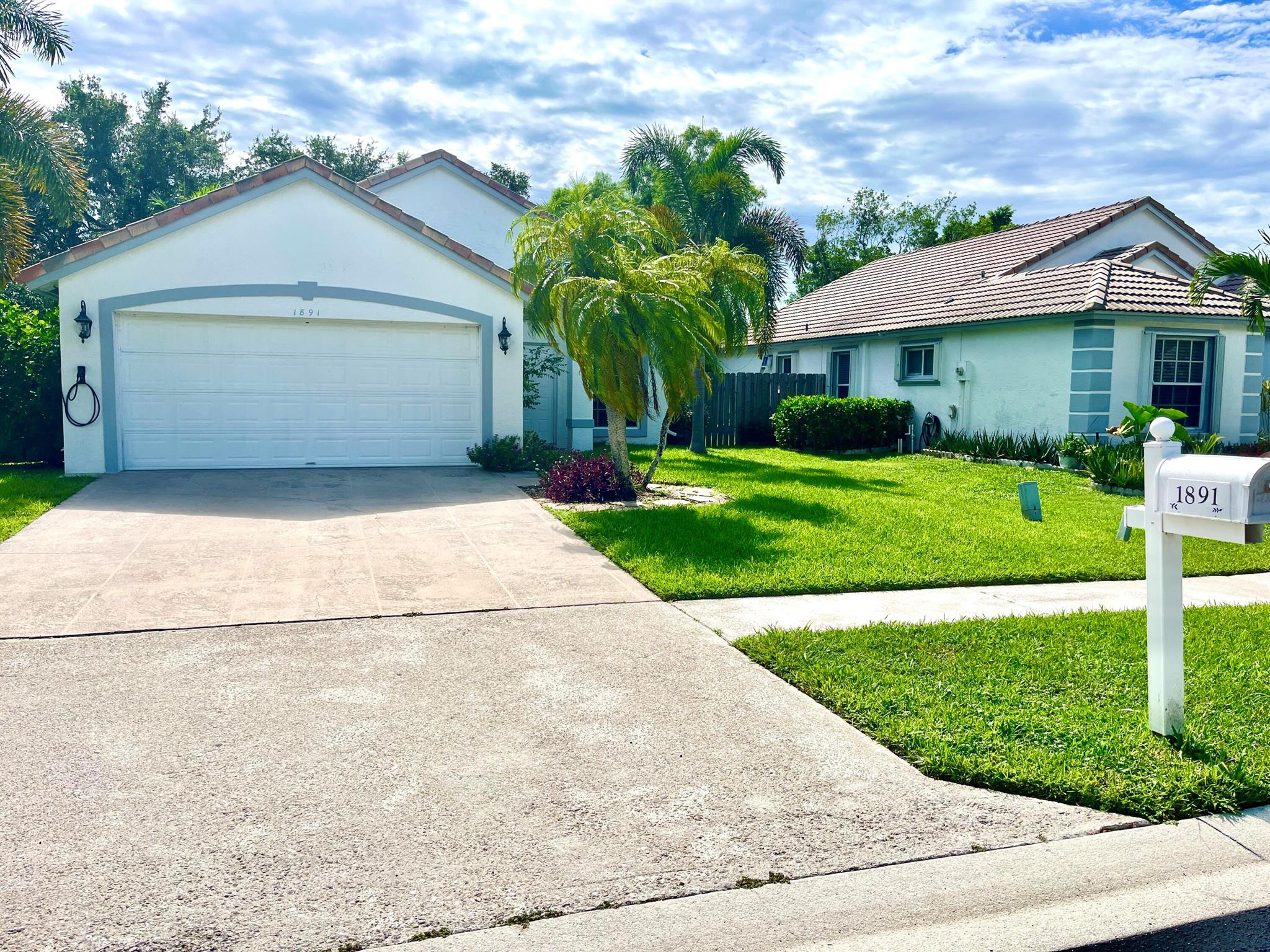 1891 Oak Berry Cir