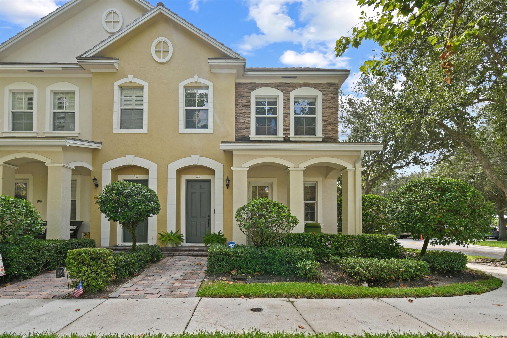 102 Lismore Ln