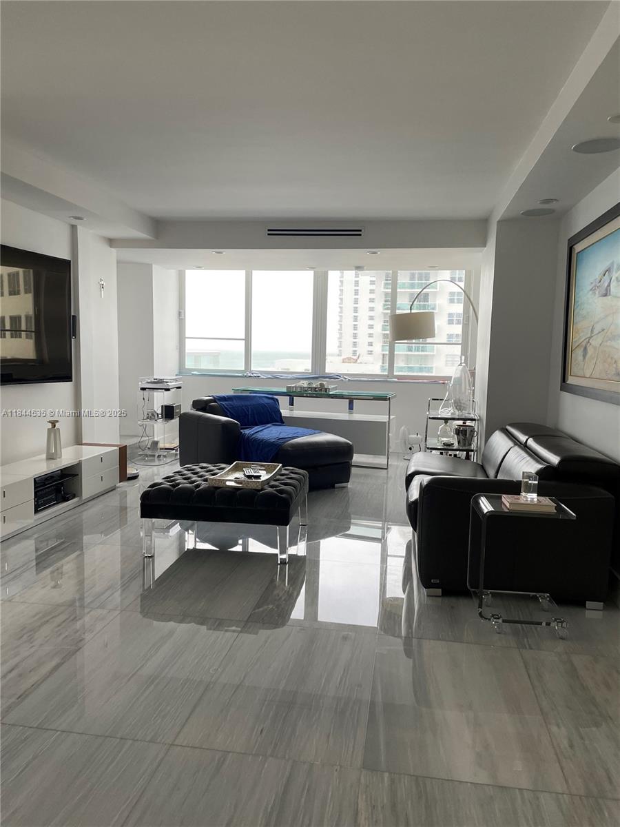 5005 Collins Ave #1218