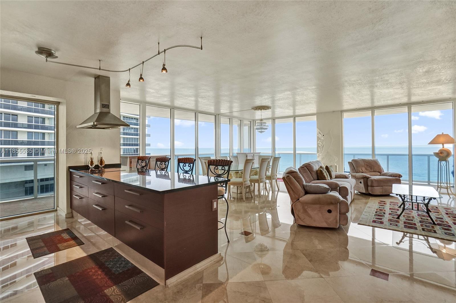 image Beach Club Condo2