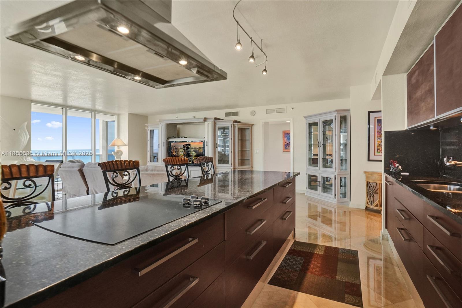 image Beach Club Condo4