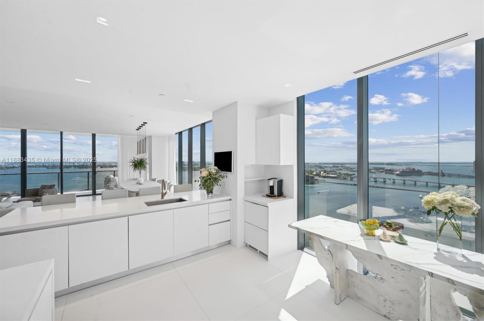 image The Elysee Condo9